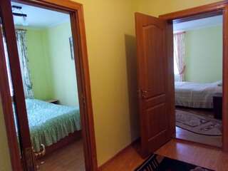 Проживание в семье Rosinka Яремче Четырехместный номер-13