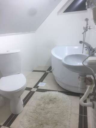 Проживание в семье Rosinka Яремче Четырехместный номер-1